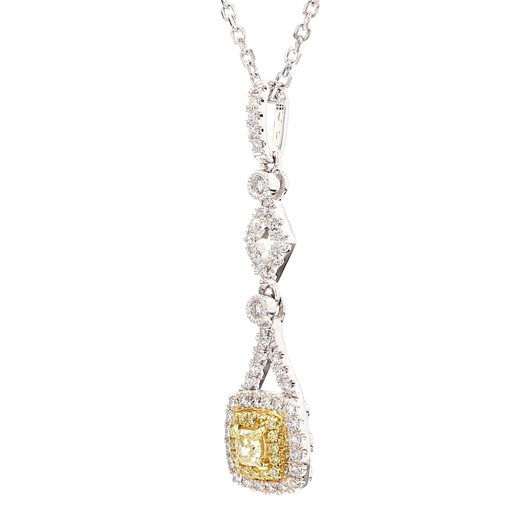 Le magnifique pendentif en diamant de Raregemworld. Monté dans une belle monture en or jaune et blanc 18 carats avec un diamant jaune naturel de taille coussin. Le diamant jaune est entouré d'un méli-mélo de diamants ronds naturels jaunes et d'un