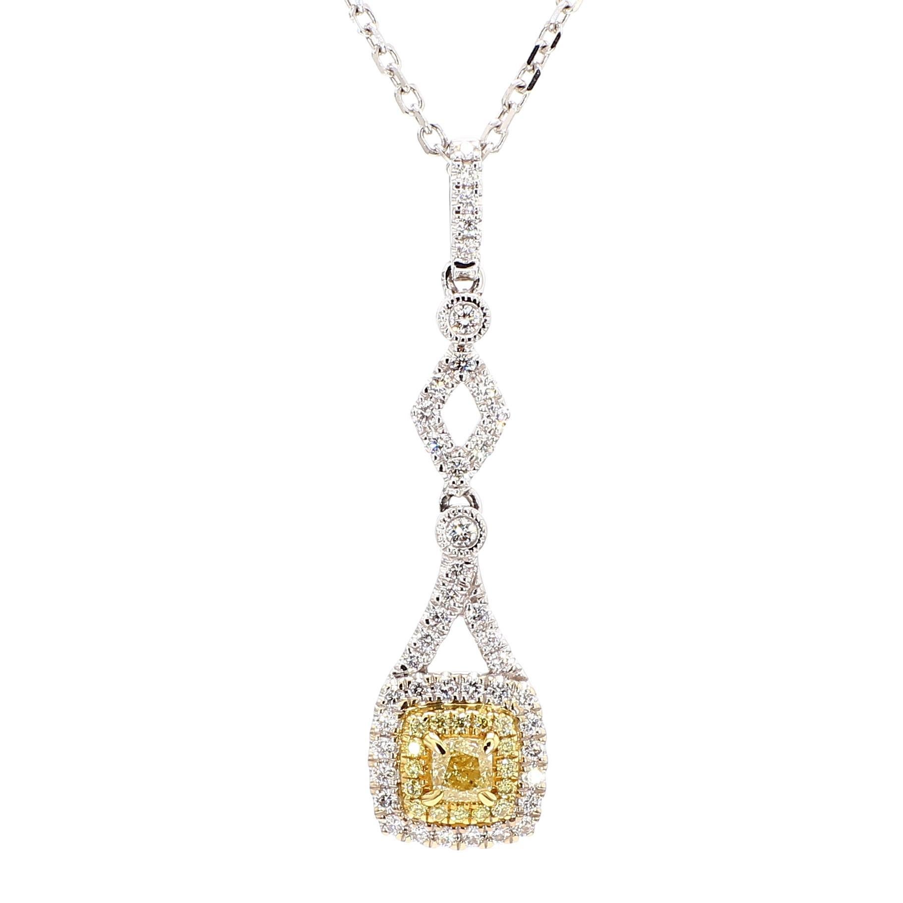 Contemporain Pendentif en or jaune naturel avec diamant taille coussin de 0.51 carat poids total en vente