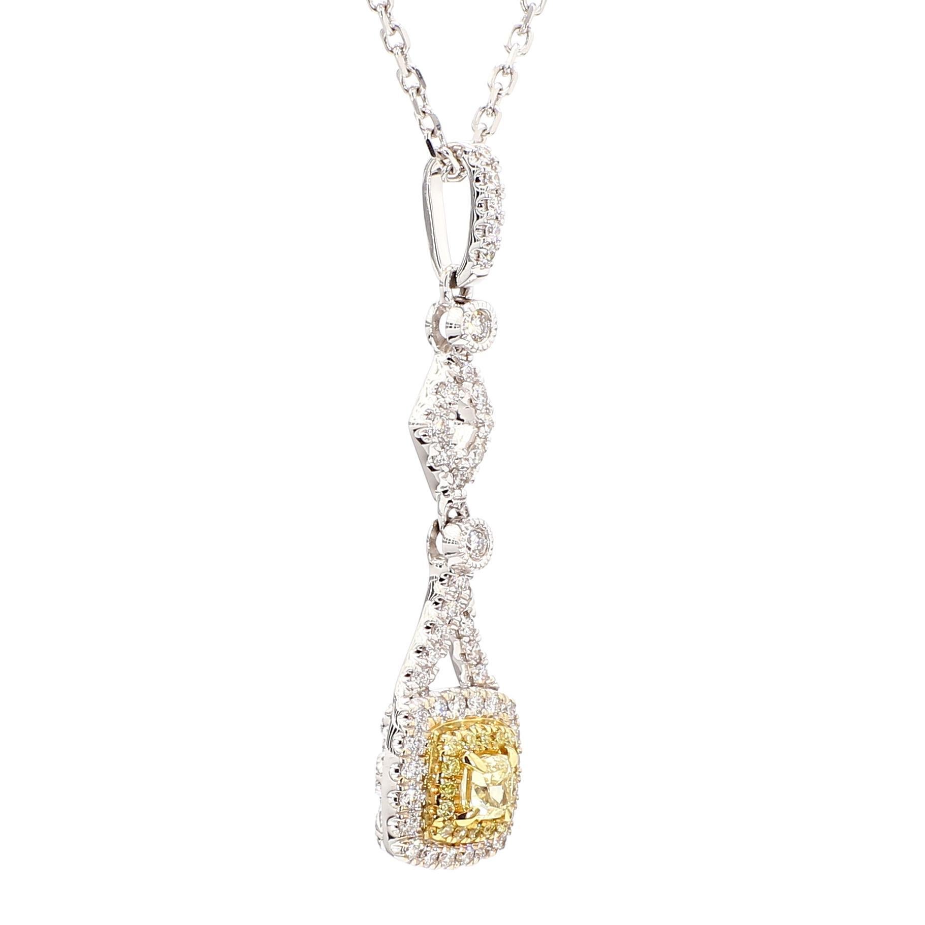 Taille coussin Pendentif en or jaune naturel avec diamant taille coussin de 0.51 carat poids total en vente