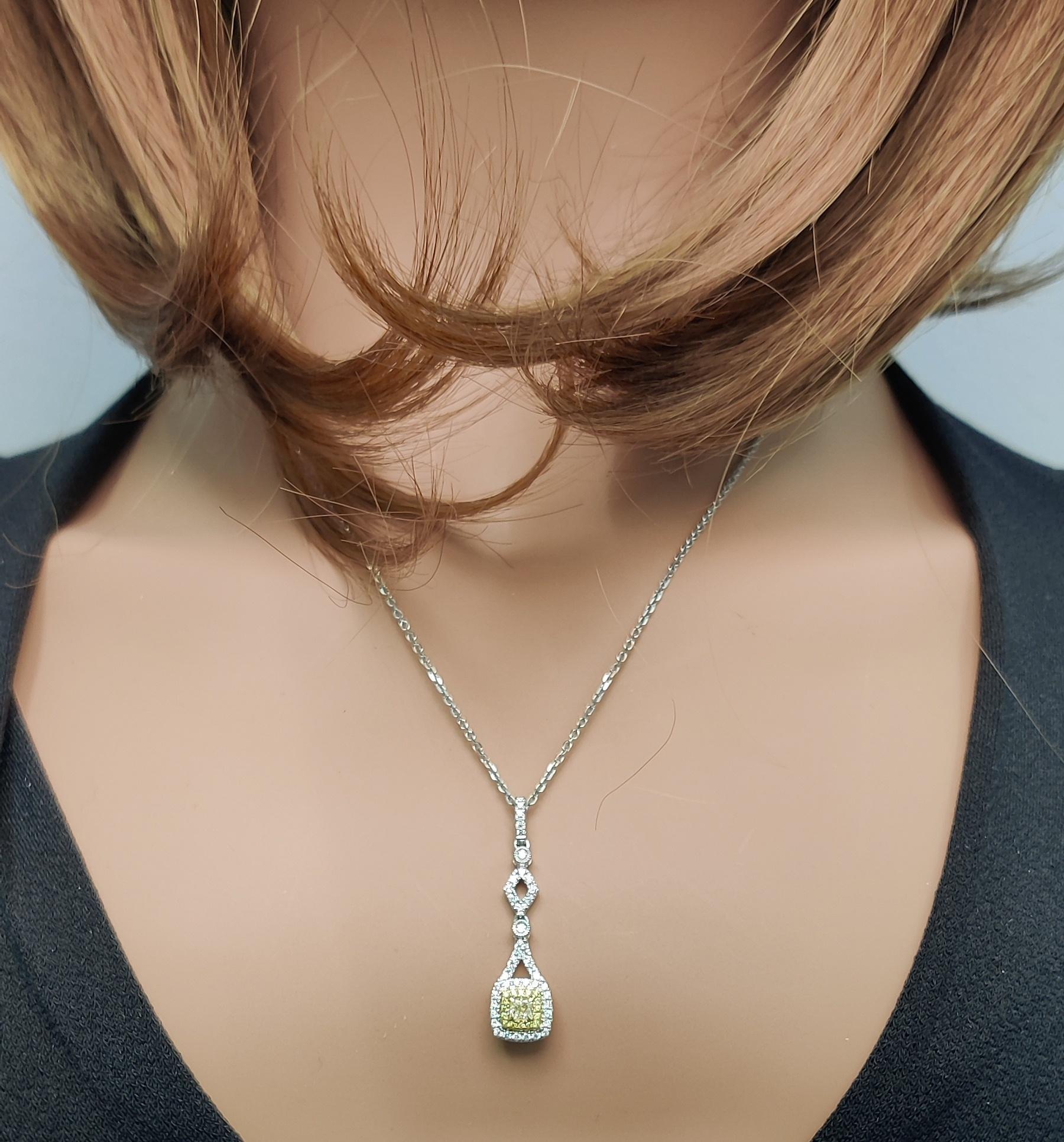 Pendentif en or jaune naturel avec diamant taille coussin de 0.51 carat poids total Neuf - En vente à New York, NY