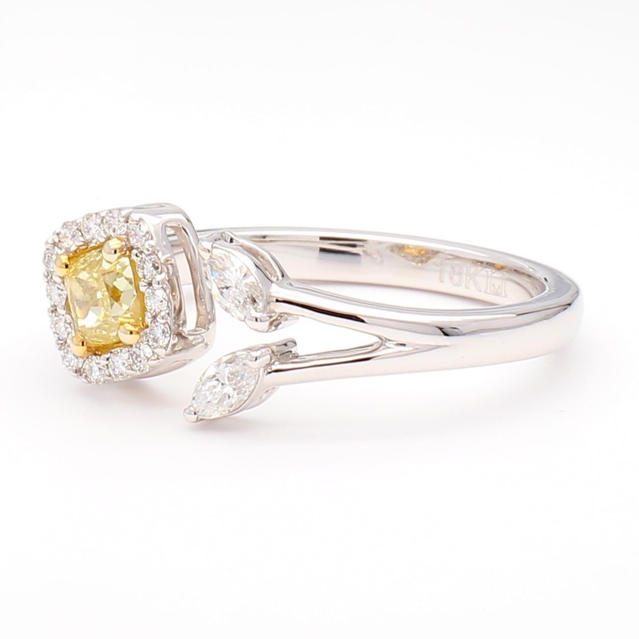 La bague en diamant classique de Raregemworld. Monté dans une belle monture en or jaune et blanc 18 carats avec un diamant jaune naturel de taille coussin. Le diamant jaune est entouré de diamants blancs naturels taillés en marquise et de diamants