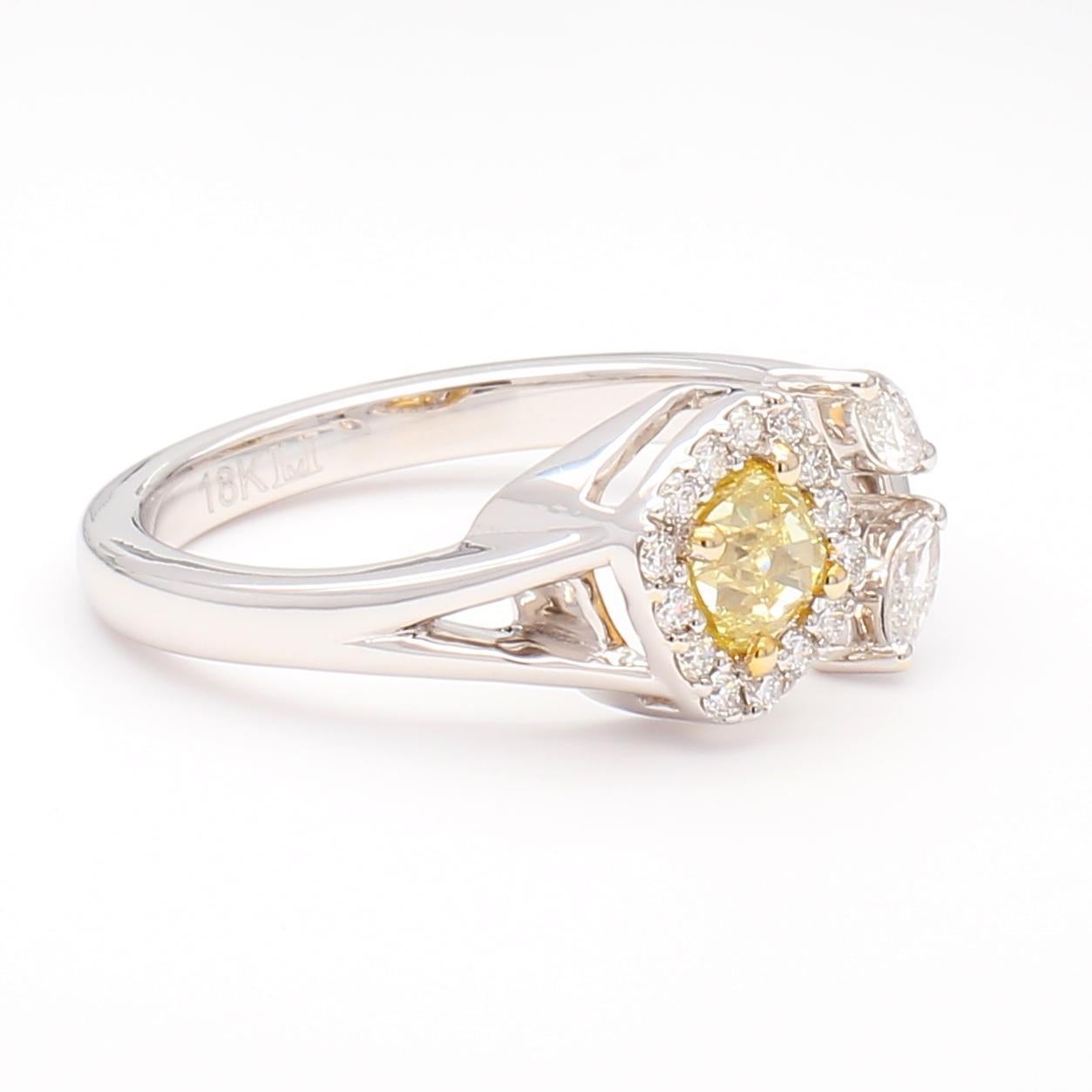 Taille coussin Bague cocktail en or jaune naturel taille coussin de 0.72 carat TW en vente