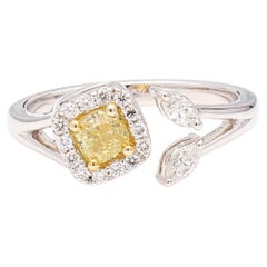 Anello da cocktail in oro giallo Nature con diamante a cuscino da 0.72 carati TW