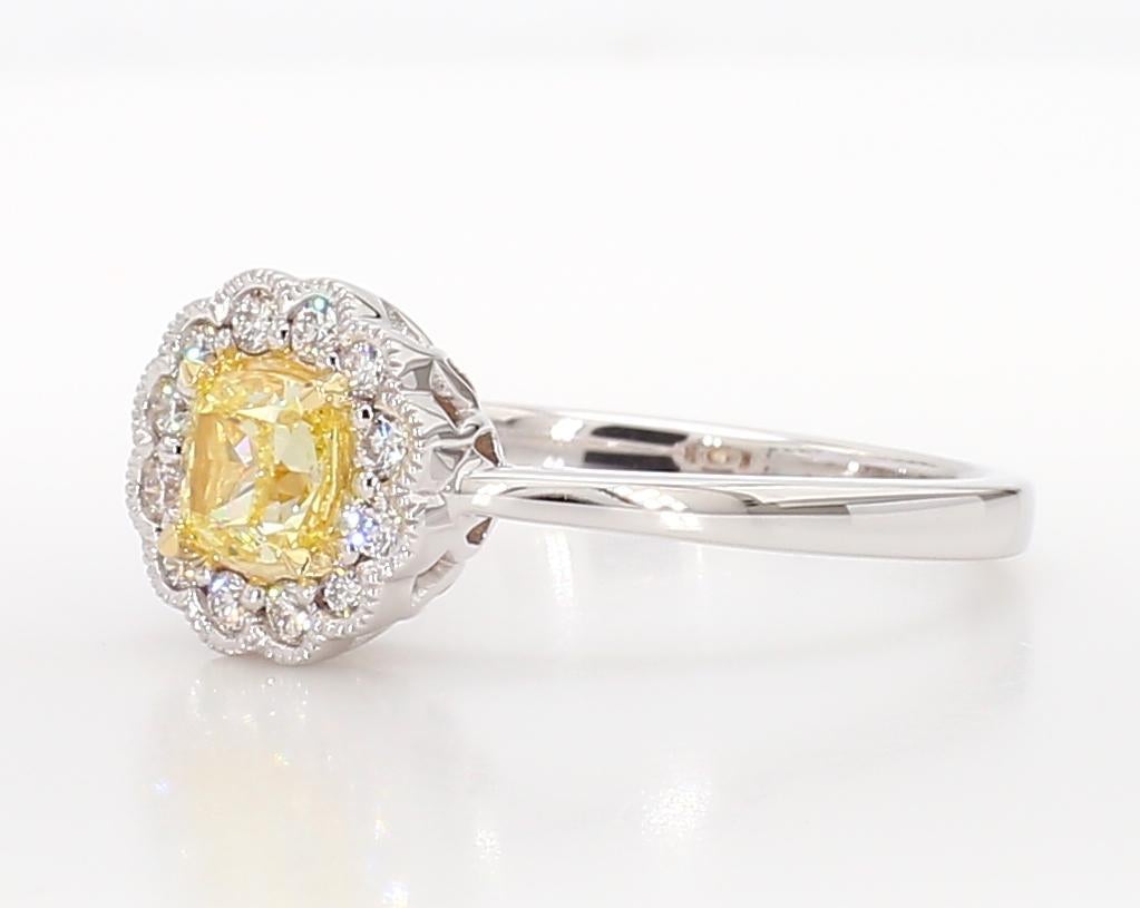 La bague en diamant classique de Raregemworld. Monté dans une belle monture en or 18 carats avec un diamant jaune naturel de taille coussin. Le diamant jaune est entouré d'une mêlée de diamants blancs ronds naturels. Cette bague est garantie pour