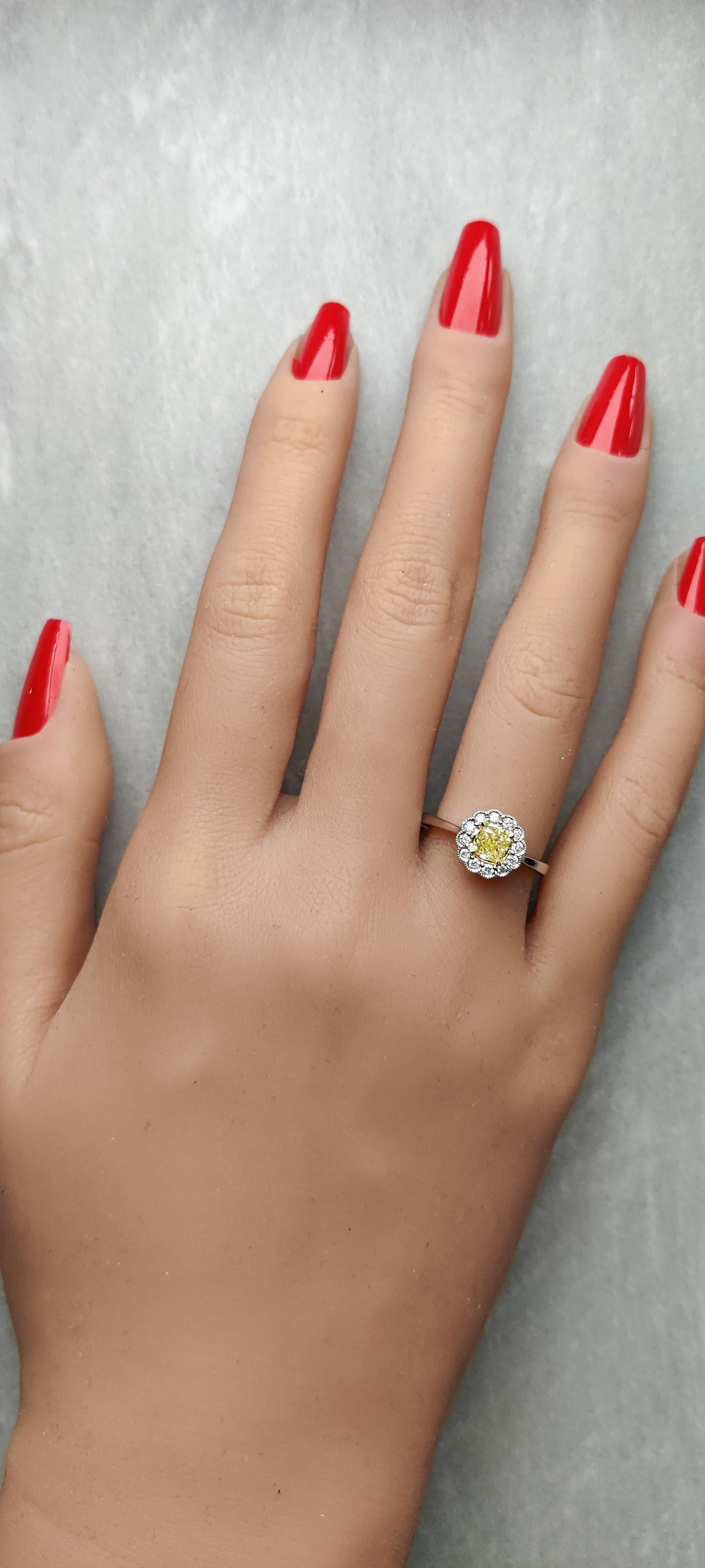Bague cocktail en or jaune naturel taille coussin de 0.75 carat TW Neuf - En vente à New York, NY