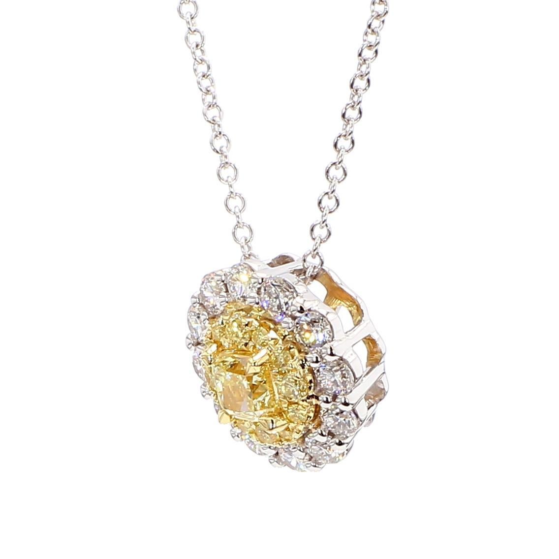 L'intriguant pendentif en diamant de Raregemworld. Monté dans une belle monture en or jaune et blanc 18 carats avec un diamant jaune naturel de taille coussin. Le diamant jaune est entouré d'un méli-mélo de diamants ronds naturels jaunes et d'un