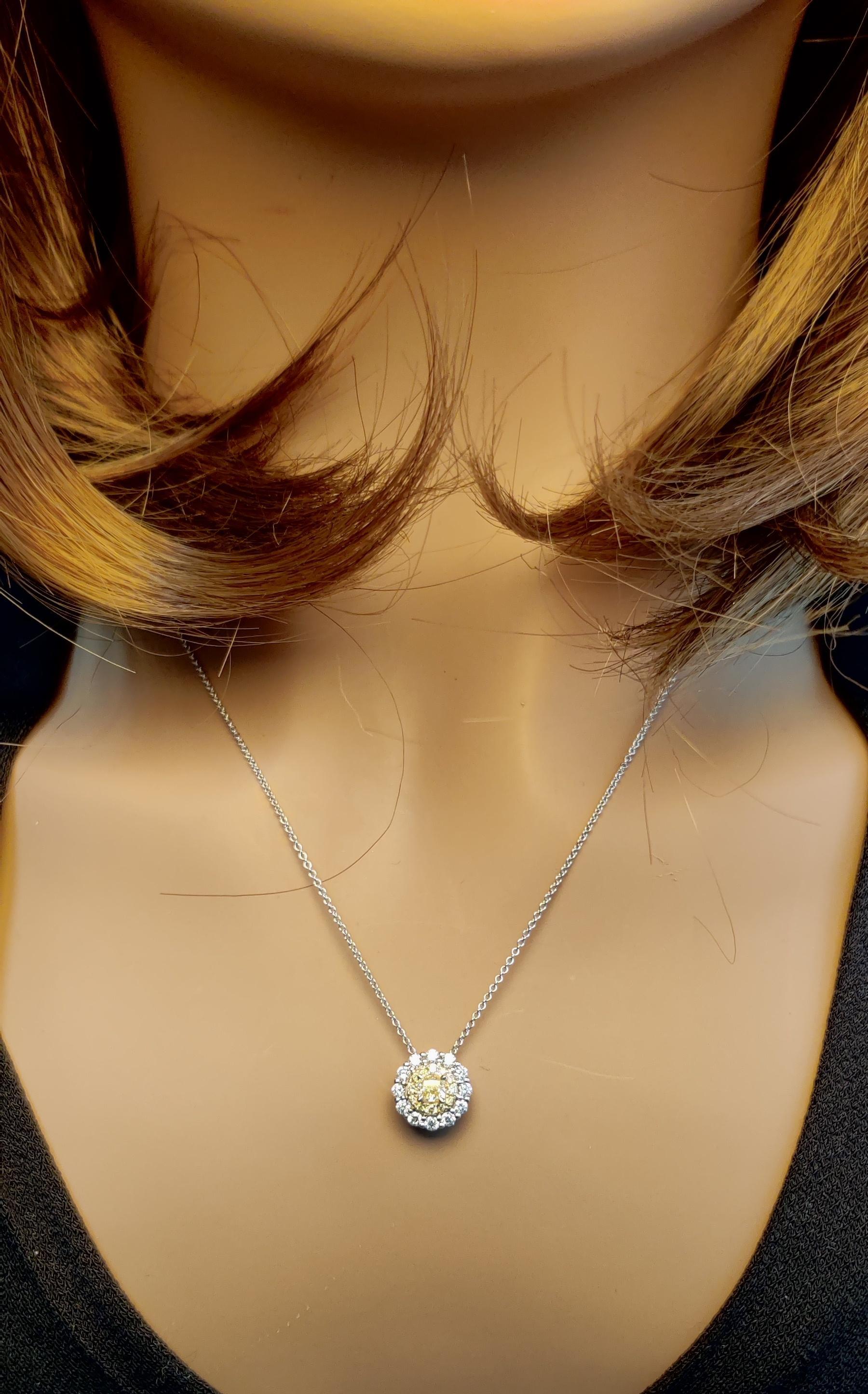 Pendentif en or jaune naturel avec diamant taille coussin de 0.76 carat poids total Neuf - En vente à New York, NY