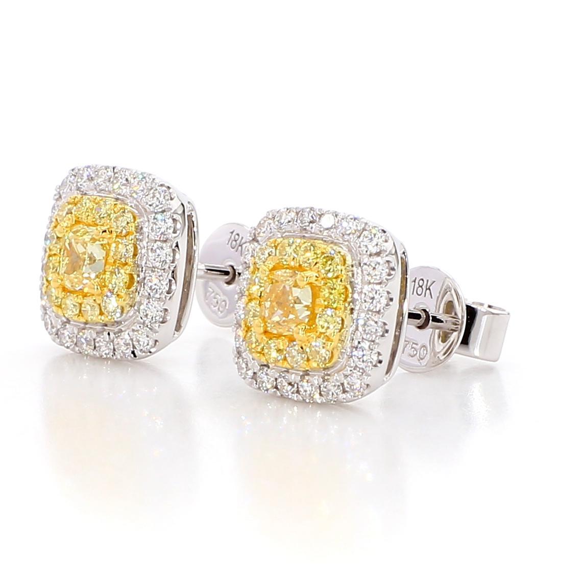 Boucles d'oreilles classiques en diamant jaune naturel de taille coussin de Raregemworld. Monté dans une belle monture en or jaune et blanc 18 carats avec des diamants jaunes naturels de taille coussin. Les diamants jaunes sont entourés d'une mêlée