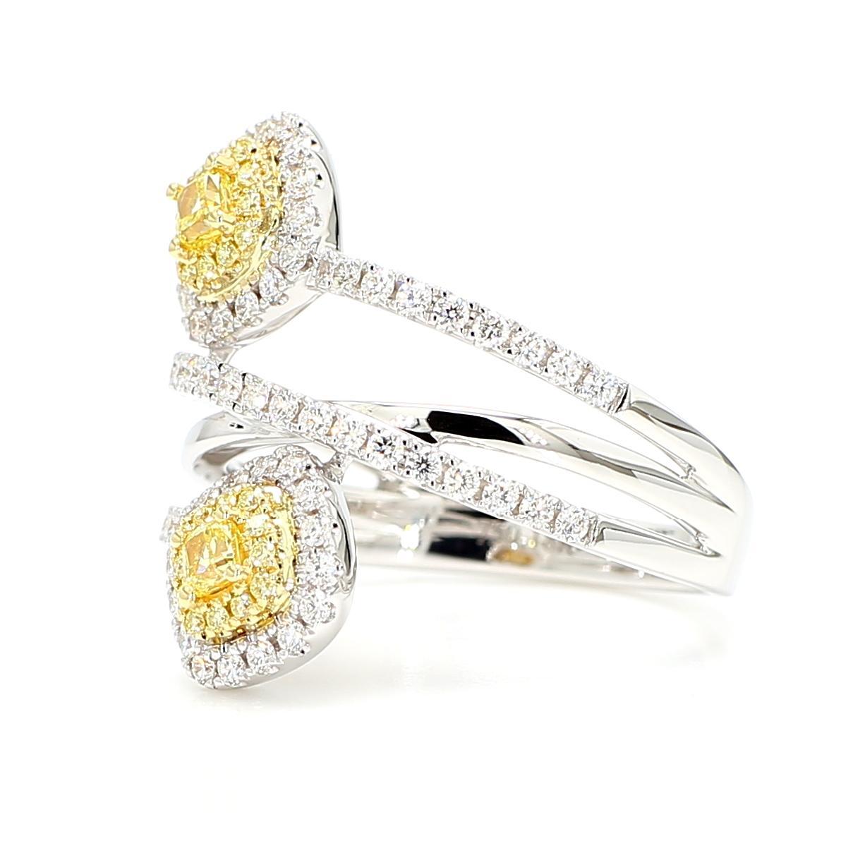 La magnifique bague en diamant certifiée GIA de Raregemworld. Monté dans une belle monture en or jaune et blanc 18 carats avec des diamants jaunes naturels de taille coussin. Les diamants jaunes sont entourés d'une mêlée de diamants jaunes naturels