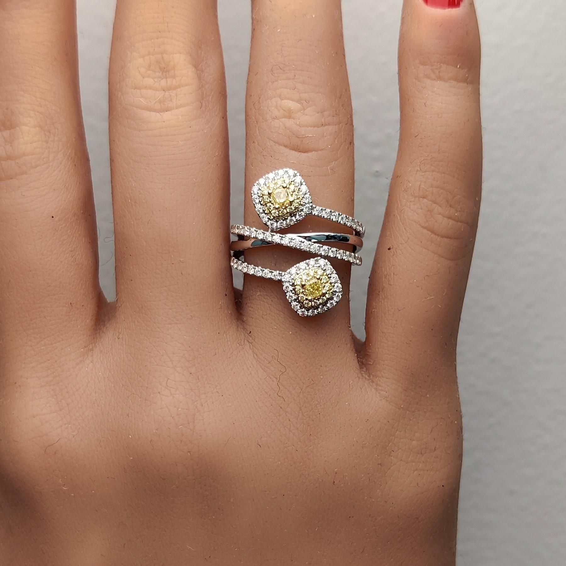 Bague cocktail en or jaune naturel taille coussin de 0.88 carat TW Neuf - En vente à New York, NY