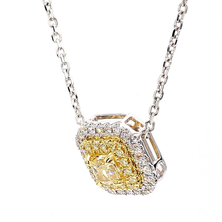 Le magnifique pendentif en diamant de Raregemworld. Monté dans une belle monture en or jaune et blanc 18 carats avec un diamant jaune naturel de taille coussin. Le diamant jaune est entouré d'un méli-mélo de diamants ronds naturels jaunes et d'un
