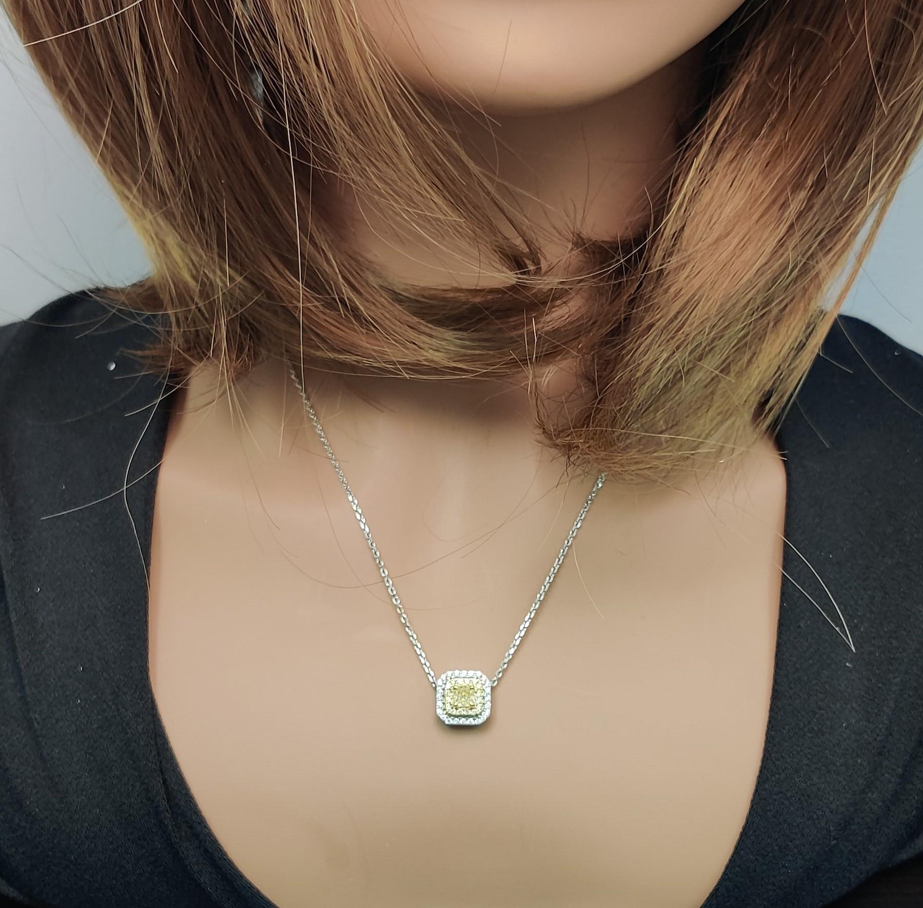 Pendentif en or jaune naturel avec diamant taille coussin de 0.88 carat poids total Neuf - En vente à New York, NY