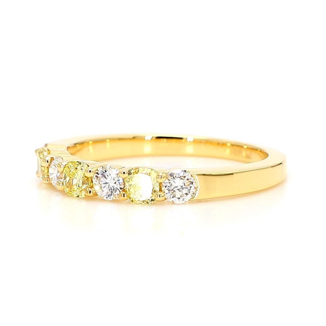 Raregemworld propose un magnifique bracelet en diamant. Monté dans une magnifique monture en or jaune 18 carats avec des diamants jaunes naturels de taille coussin complétés par des diamants blancs naturels de taille ronde. Cette bague est garantie