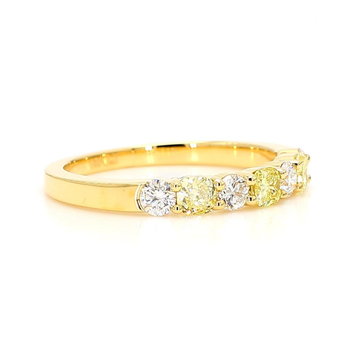 Taille coussin Bague cocktail en or jaune naturel taille coussin de 0.90 carats poids total en vente