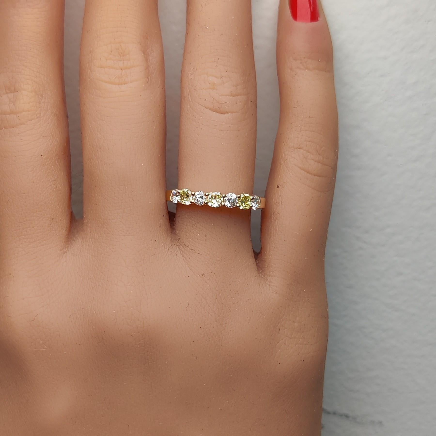 Bague cocktail en or jaune naturel taille coussin de 0.90 carats poids total Neuf - En vente à New York, NY