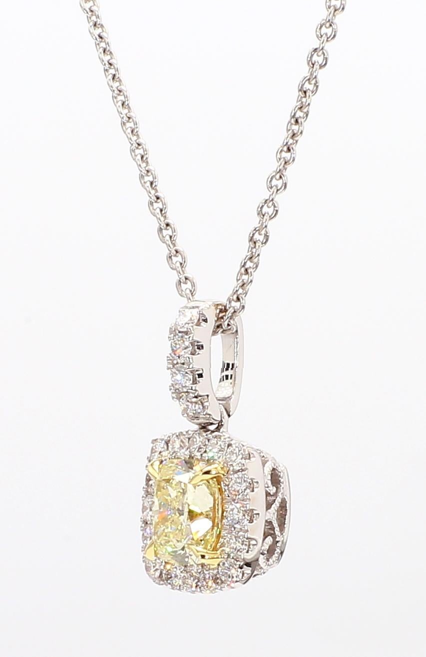 Intrigante colgante de diamantes de RareGemWorld. Montada en un precioso engaste de oro amarillo y blanco de 18 quilates con un diamante amarillo natural de talla cojín. El diamante amarillo está rodeado de melee diamante blanco natural redondo.