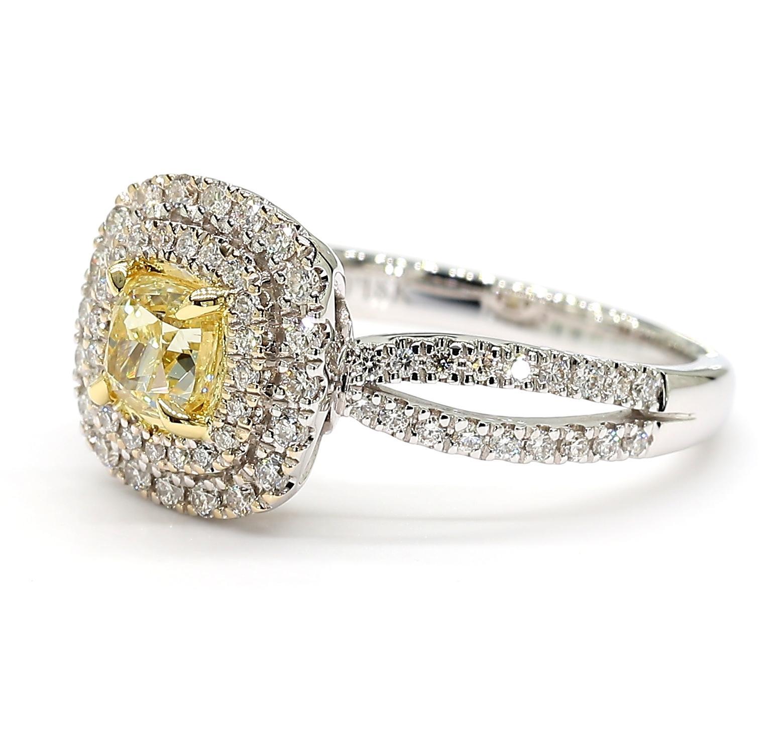 La magnifique bague en diamant de Raregemworld. Montée dans une belle monture jaune et blanche 18K avec un diamant jaune naturel de taille coussin. Le diamant jaune est entouré d'une mêlée de diamants blancs ronds naturels. Cette bague est garantie