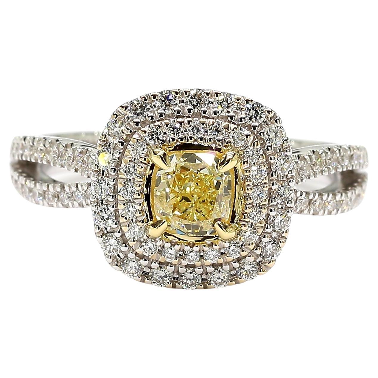 Anillo de cóctel de oro con un diamante amarillo natural en forma de cojín de 0.99 quilates TW