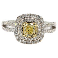 Anillo de cóctel de oro con un diamante amarillo natural en forma de cojín de 0.99 quilates TW