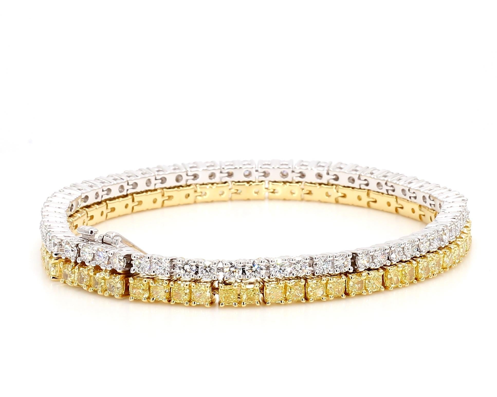 Le magnifique bracelet en diamants de Raregemworld. Monté dans une belle monture en or jaune et blanc 18 carats avec des diamants jaunes naturels de taille coussin complétés par une mêlée de diamants blancs naturels de taille ronde. Ce bracelet ne