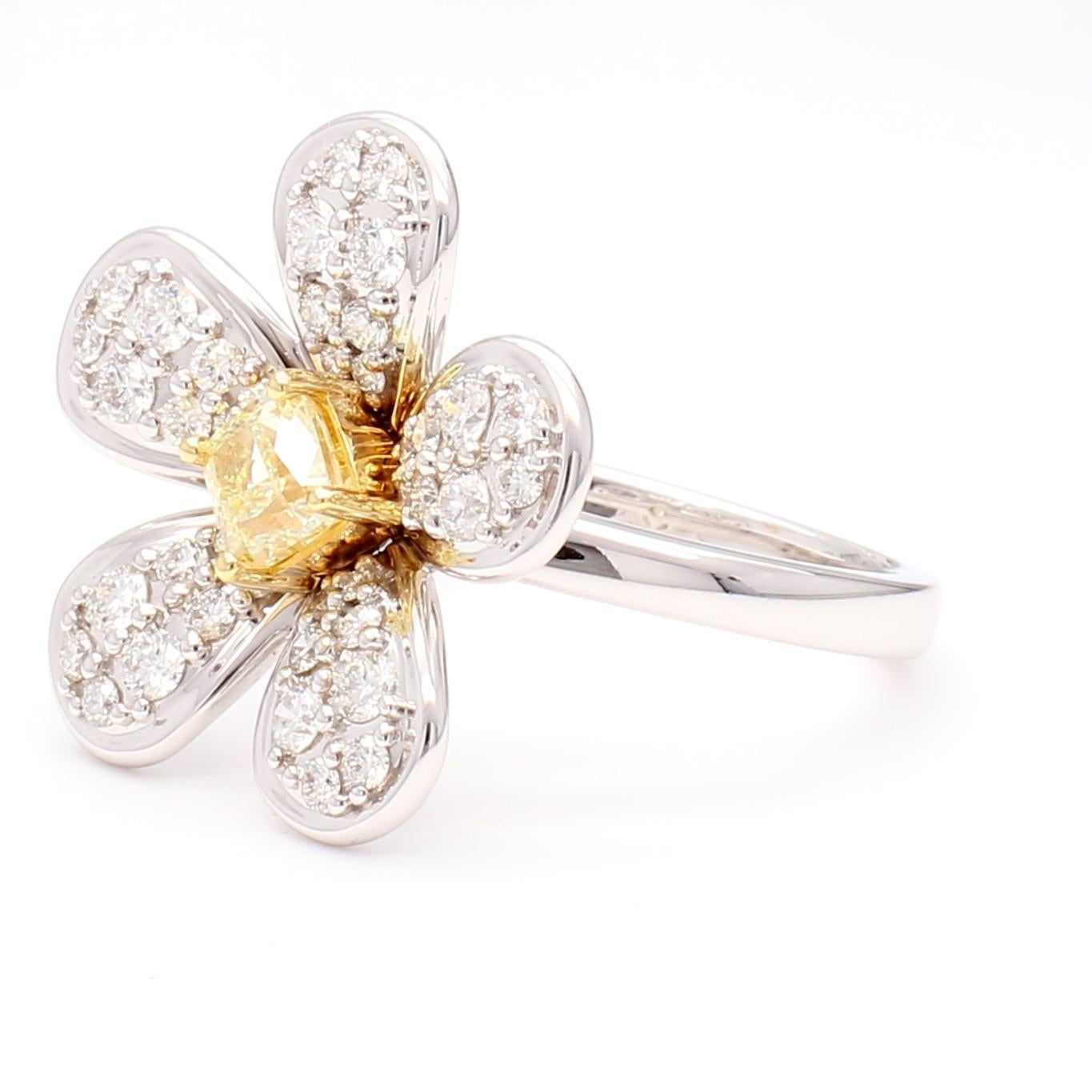 La bague en diamant classique de Raregemworld. Monté dans une belle monture en or jaune et blanc 18 carats avec un diamant jaune naturel de taille coussin. Le diamant jaune est entouré d'une mêlée de diamants blancs ronds naturels. Cette bague est