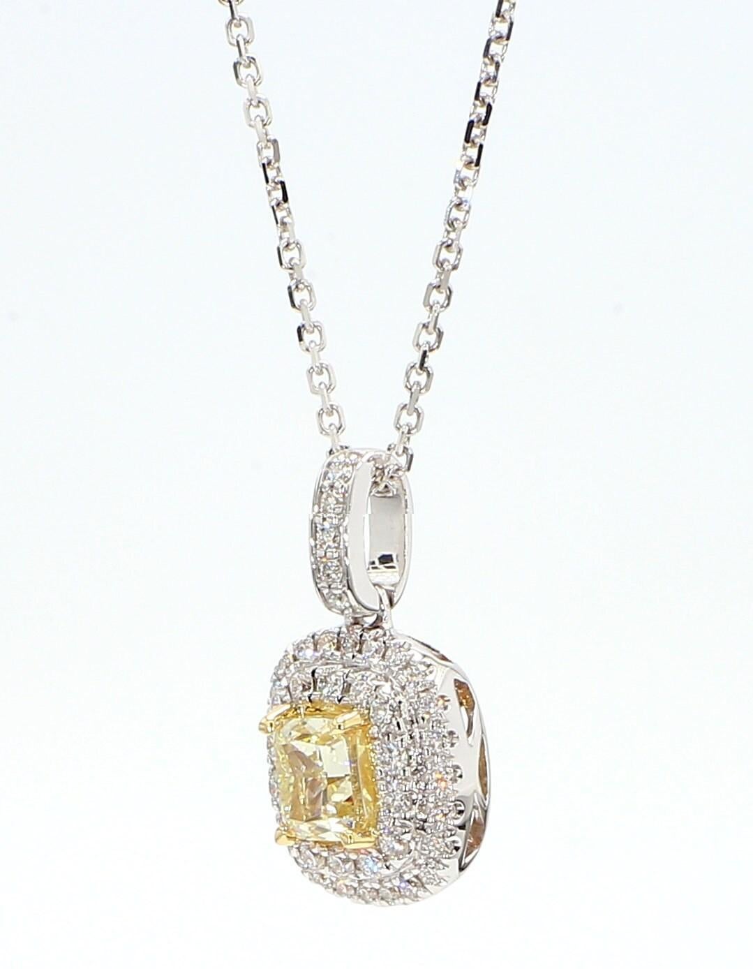 L'intrigante ciondolo di diamanti di RareGemWorld. Montato in una splendida montatura in oro giallo e bianco 18 carati con un diamante giallo naturale taglio cuscino. Il diamante giallo è circondato da un diamante bianco naturale rotondo e da