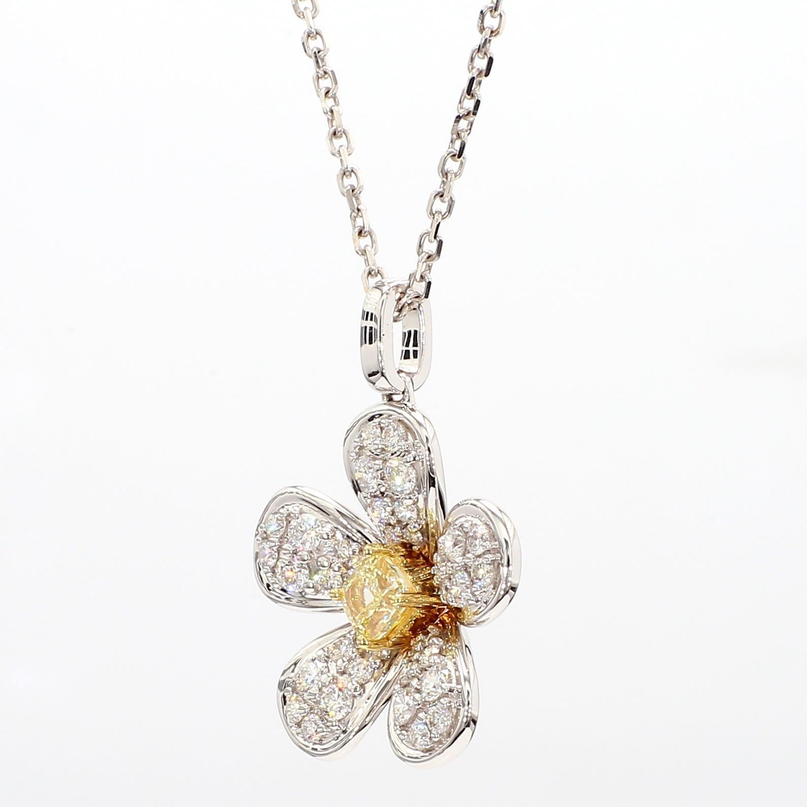 L'intriguant pendentif en diamant de Raregemworld. Monté dans une belle monture en or jaune et blanc 18 carats avec un diamant jaune naturel de taille coussin. Le diamant jaune est entouré d'une mêlée de diamants blancs ronds naturels. Ce pendentif