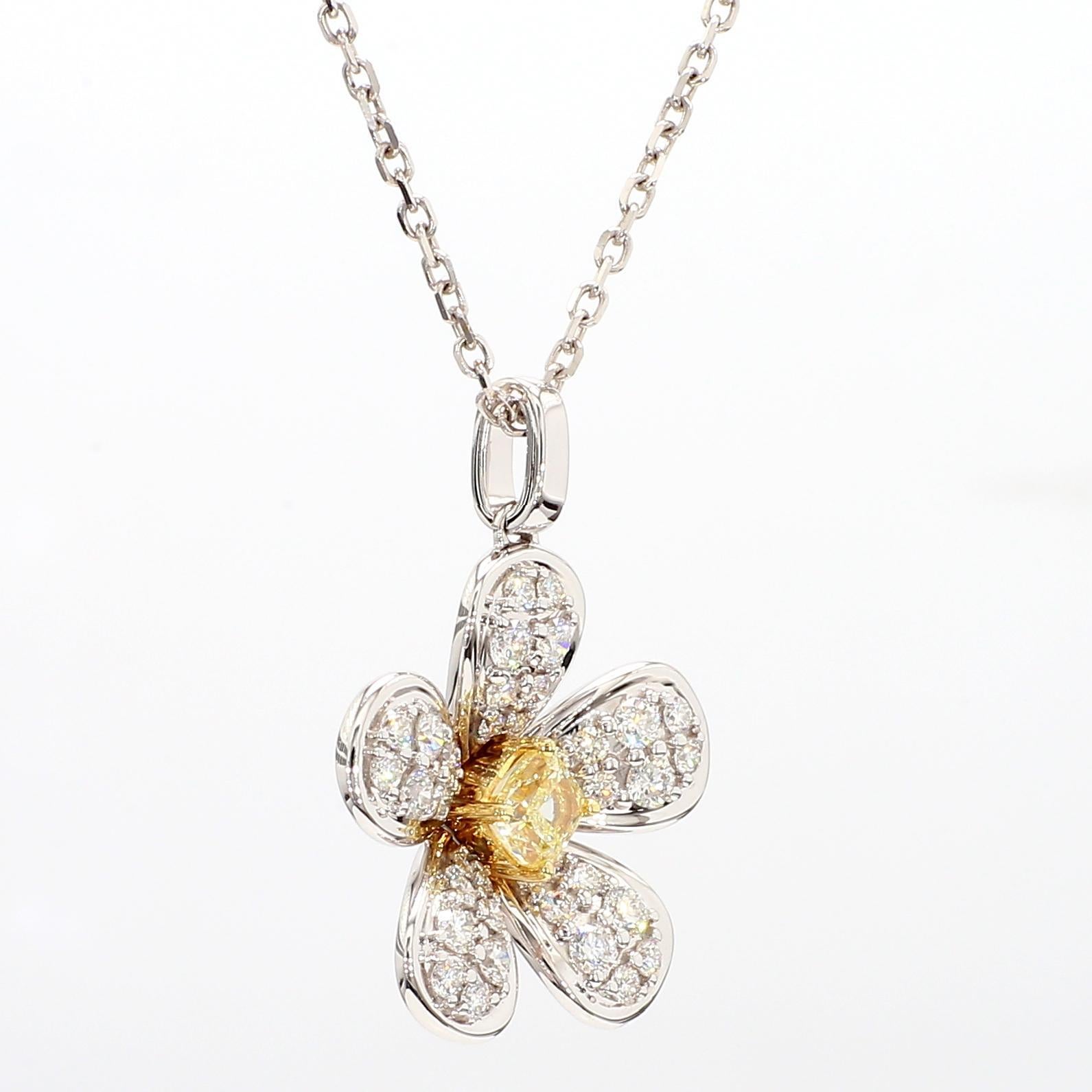 Taille coussin Pendentif fleur en or jaune naturel avec diamant taille coussin de 1,02 carat poids total en vente
