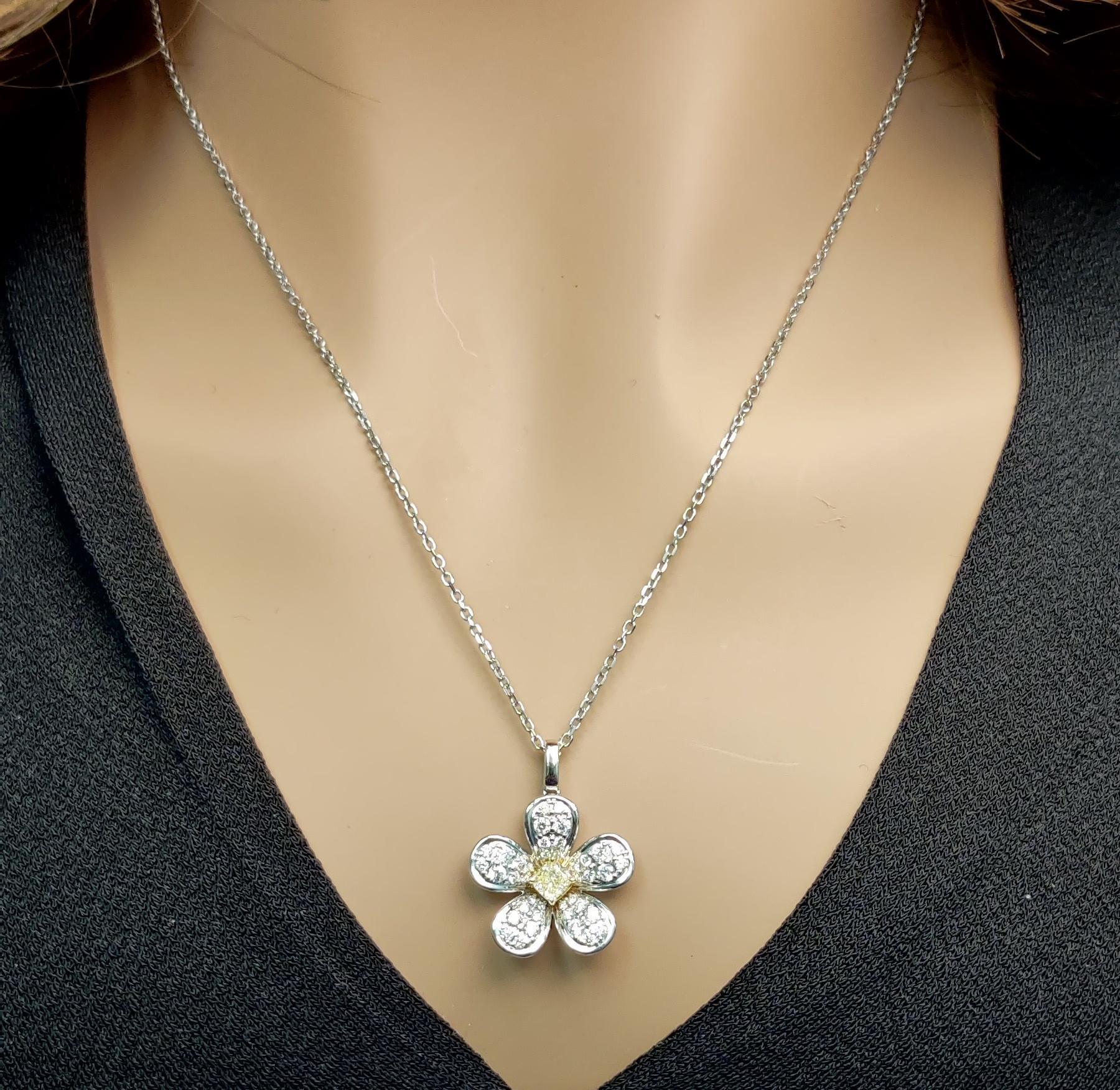 Pendentif fleur en or jaune naturel avec diamant taille coussin de 1,02 carat poids total Neuf - En vente à New York, NY