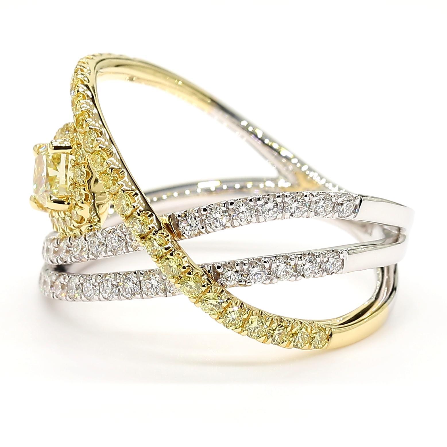 La magnifique bague en diamant de Raregemworld. Monté dans une belle monture en or jaune et blanc 18 carats avec un diamant jaune naturel de taille coussin. Le diamant jaune est entouré d'un méli-mélo de diamants ronds naturels jaunes et d'un