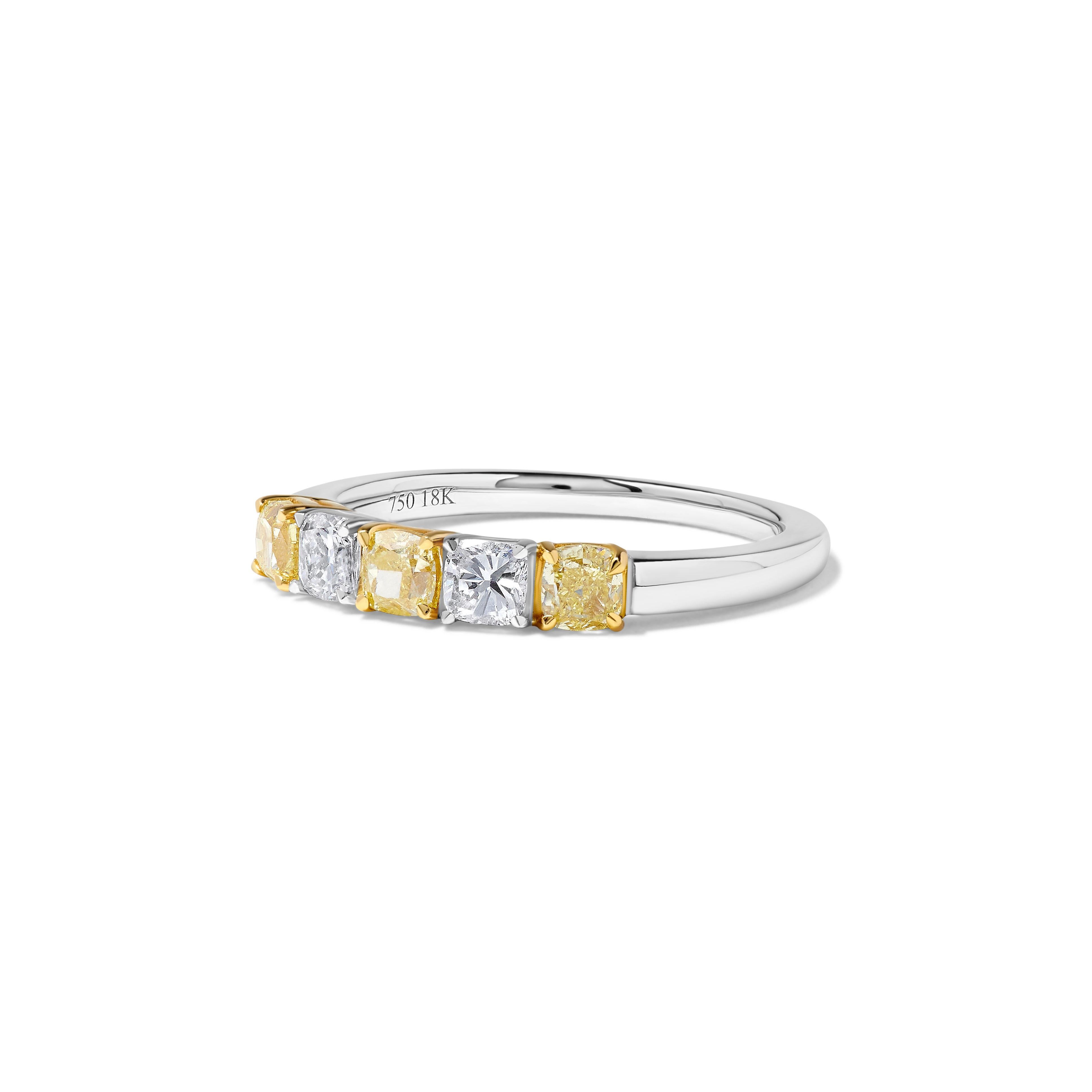 La bague en diamant classique de Raregemworld. Monté dans une belle monture en or jaune et blanc 18 carats avec des diamants jaunes naturels taillés en coussin, complétés par des diamants blancs naturels taillés en coussin. Cette bague est garantie