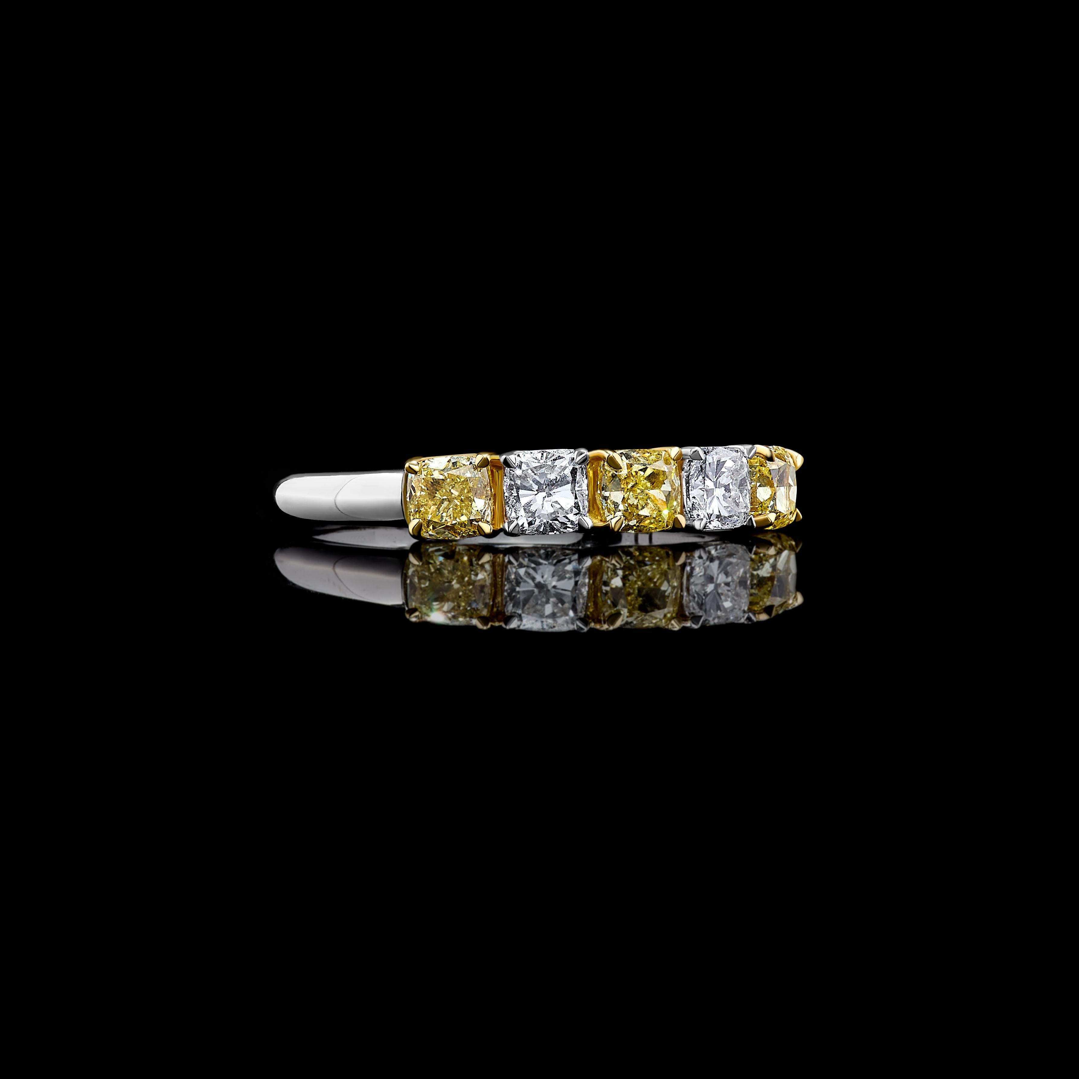 Taille coussin Bague cocktail en or jaune naturel taille coussin de 1.04 carats poids total en vente