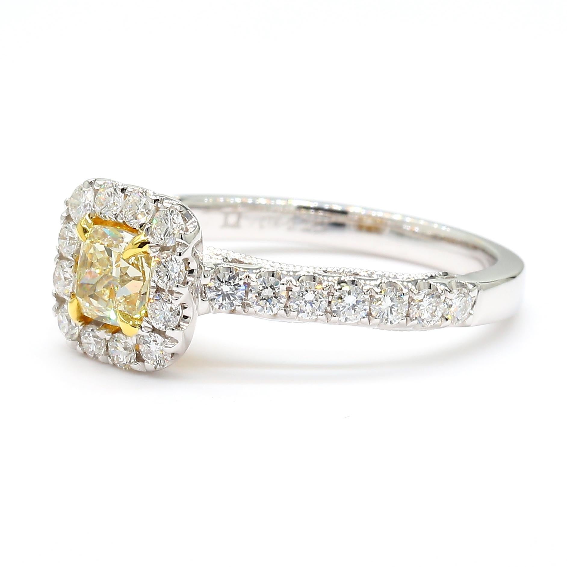 La bague en diamant classique de Raregemworld. Monté dans une belle monture en or jaune et blanc 18 carats avec un diamant jaune naturel de taille coussin. Le diamant jaune est entouré d'une mêlée de diamants blancs ronds naturels. Cette bague est