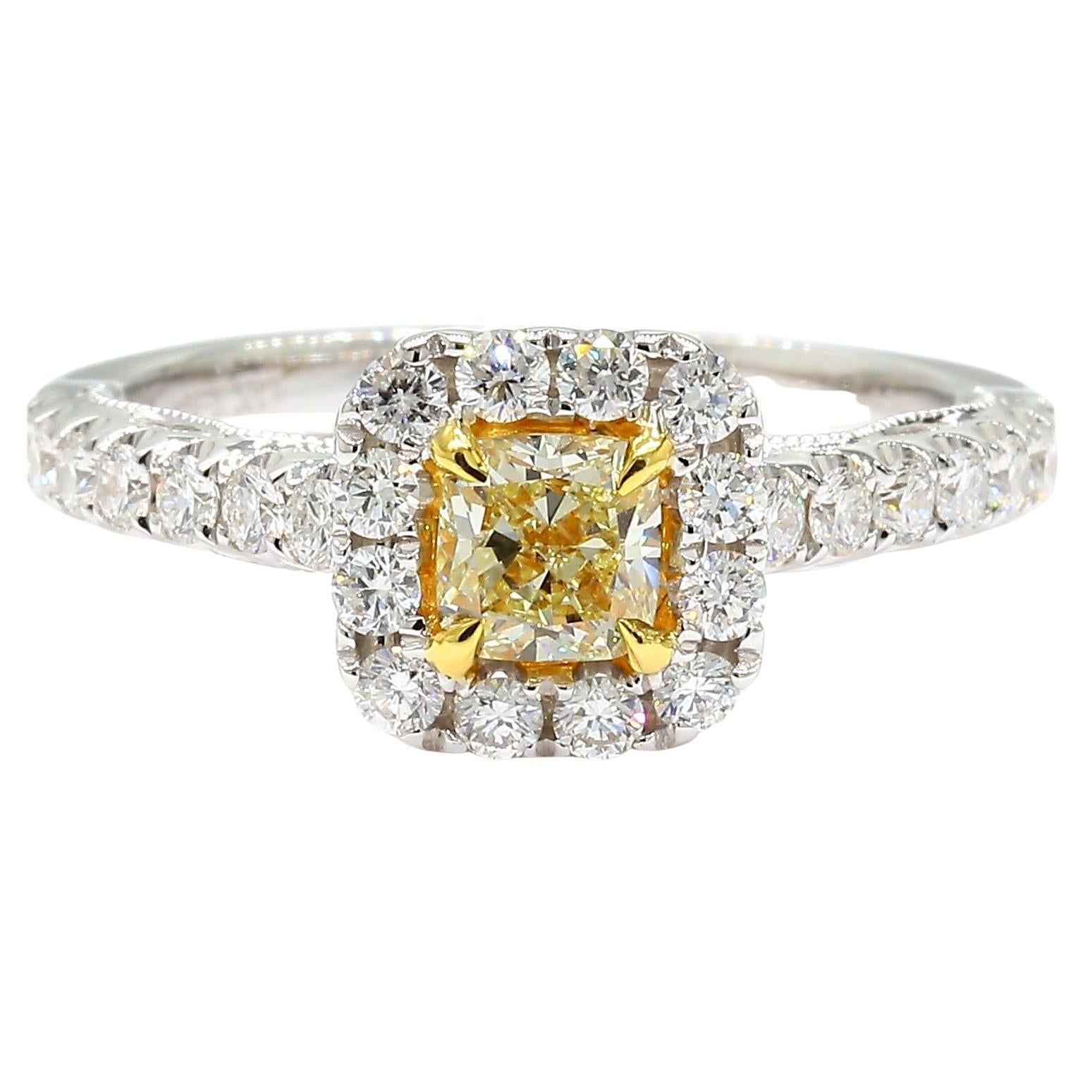 Anillo de cóctel de oro con un diamante amarillo natural en forma de cojín de 1.11 quilates TW