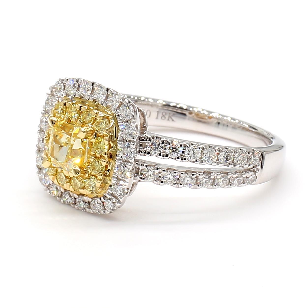 Il bellissimo anello di diamanti di Raregemworld. Montato in una splendida montatura in oro giallo e bianco 18 carati con un diamante giallo naturale taglio cuscino. Il diamante giallo è circondato da un diamante giallo naturale rotondo e da un