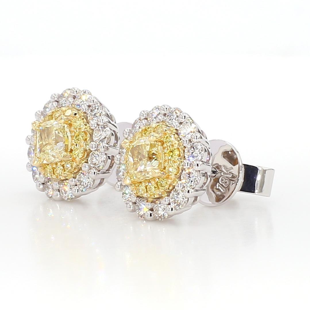 Gli orecchini di diamanti classici di RareGemWorld. Montato in una splendida montatura in oro giallo e bianco 18 carati con diamanti naturali gialli taglio cuscino. I diamanti gialli sono circondati da una mischia di diamanti bianchi naturali