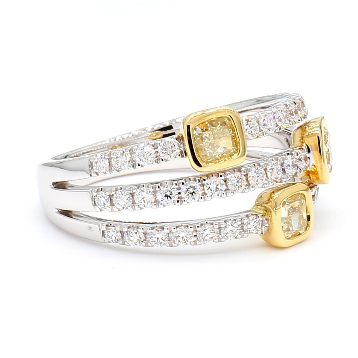 Taille coussin Bague cocktail en or jaune naturel taille coussin de 1.20 carats poids total en vente