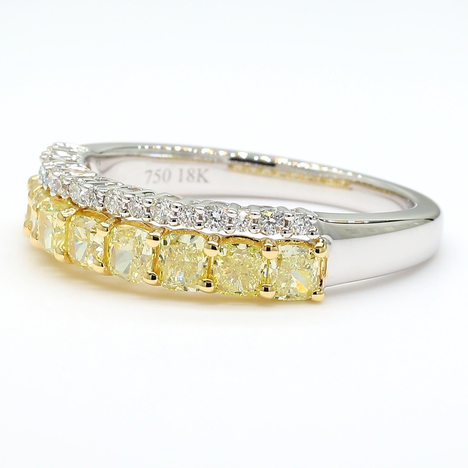 La bellissima fascia di diamanti di Raregemworld. Montato in una splendida montatura in oro giallo e bianco 18 carati con diamanti gialli naturali a taglio cuscino e diamanti bianchi naturali a taglio rotondo. Questa banda è garantita per