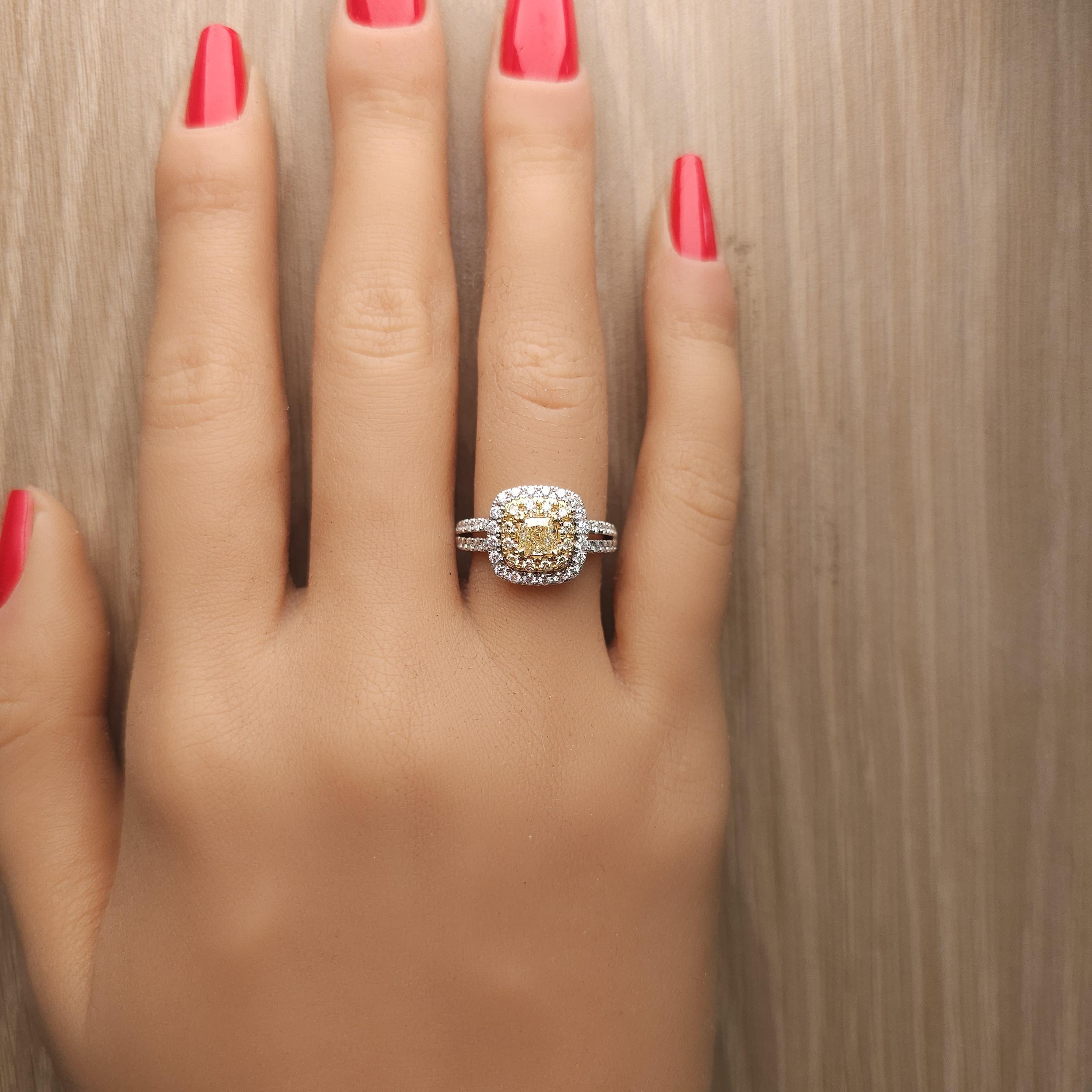 Bague cocktail en platine avec diamant jaune naturel taille coussin de 1.22 carat poids total Neuf - En vente à New York, NY