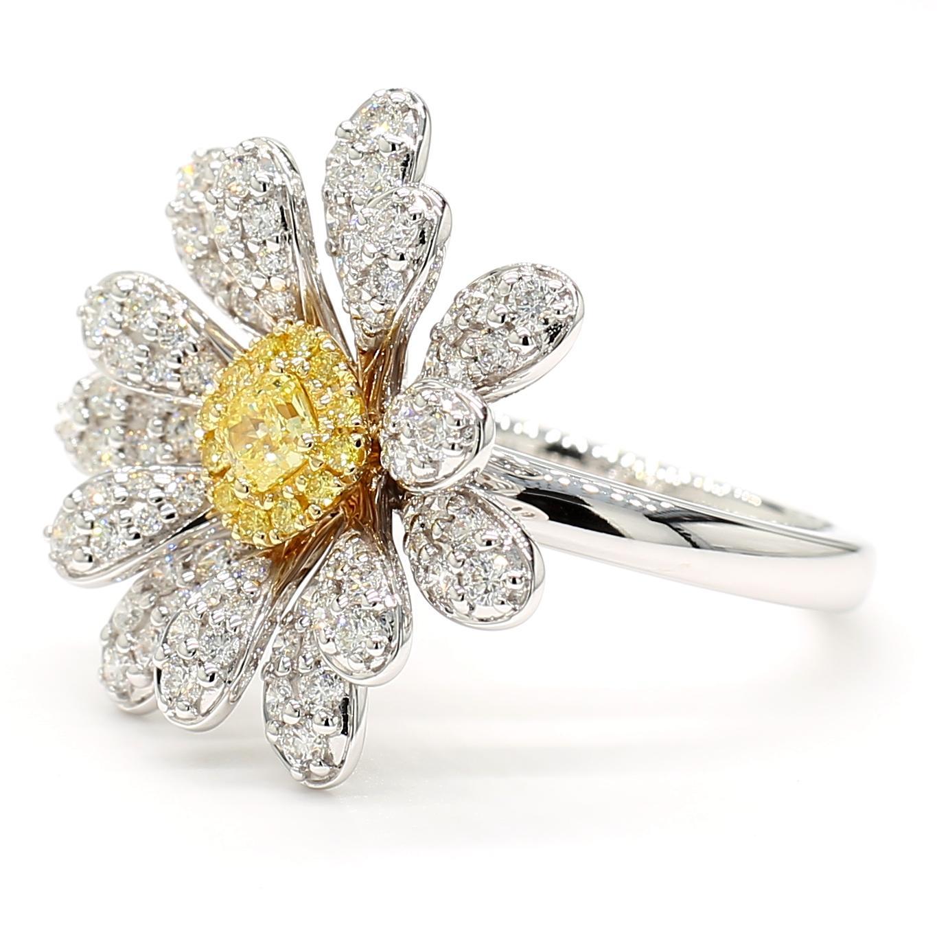 La magnifique bague en diamant de Raregemworld. Monté dans une belle monture en or jaune et blanc 18 carats avec un diamant jaune naturel de taille coussin. Le diamant jaune est entouré d'un méli-mélo de diamants ronds naturels jaunes et d'un
