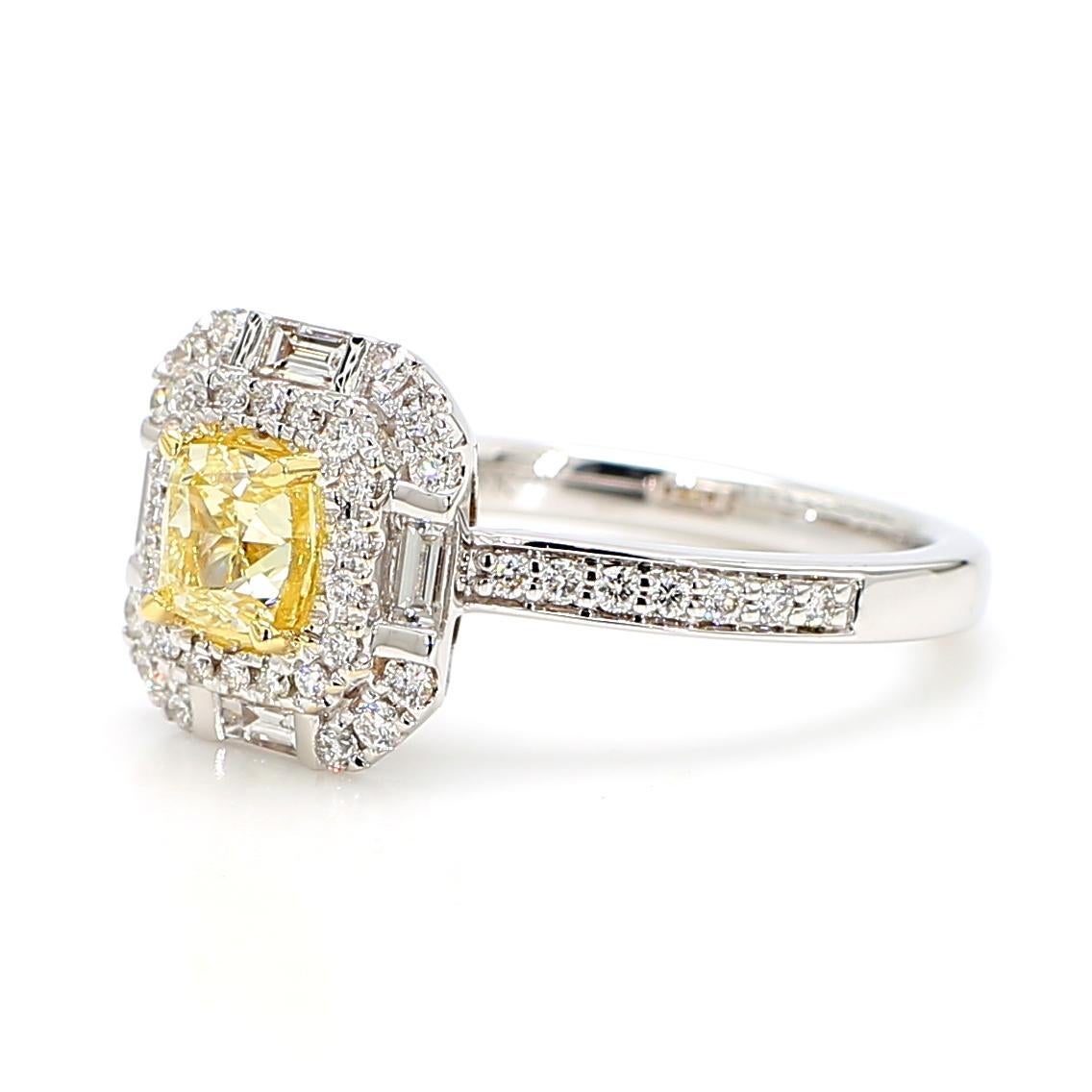 Precioso anillo de diamantes de RareGemWorld. Montada en un precioso engaste de oro amarillo y blanco de 18 quilates con un diamante amarillo natural de talla cojín. El diamante amarillo está rodeado de diamantes blancos naturales de talla baguette