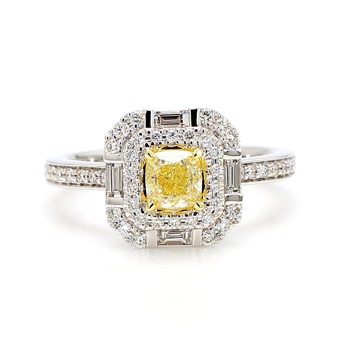 Anillo de cóctel de oro con un diamante amarillo natural en forma de cojín de 1.24 quilates TW Contemporáneo en venta