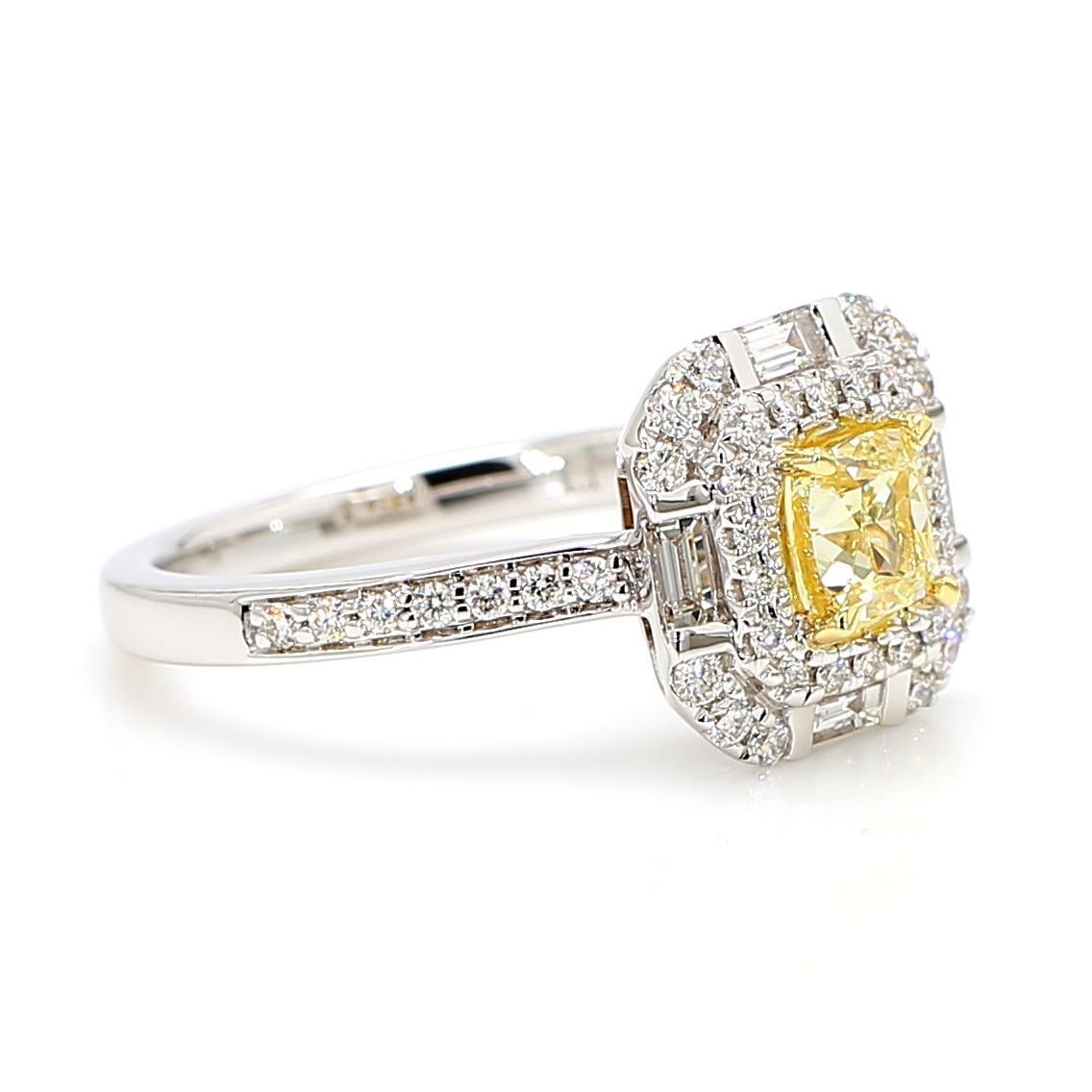 Anillo de cóctel de oro con un diamante amarillo natural en forma de cojín de 1.24 quilates TW Corte cojín en venta
