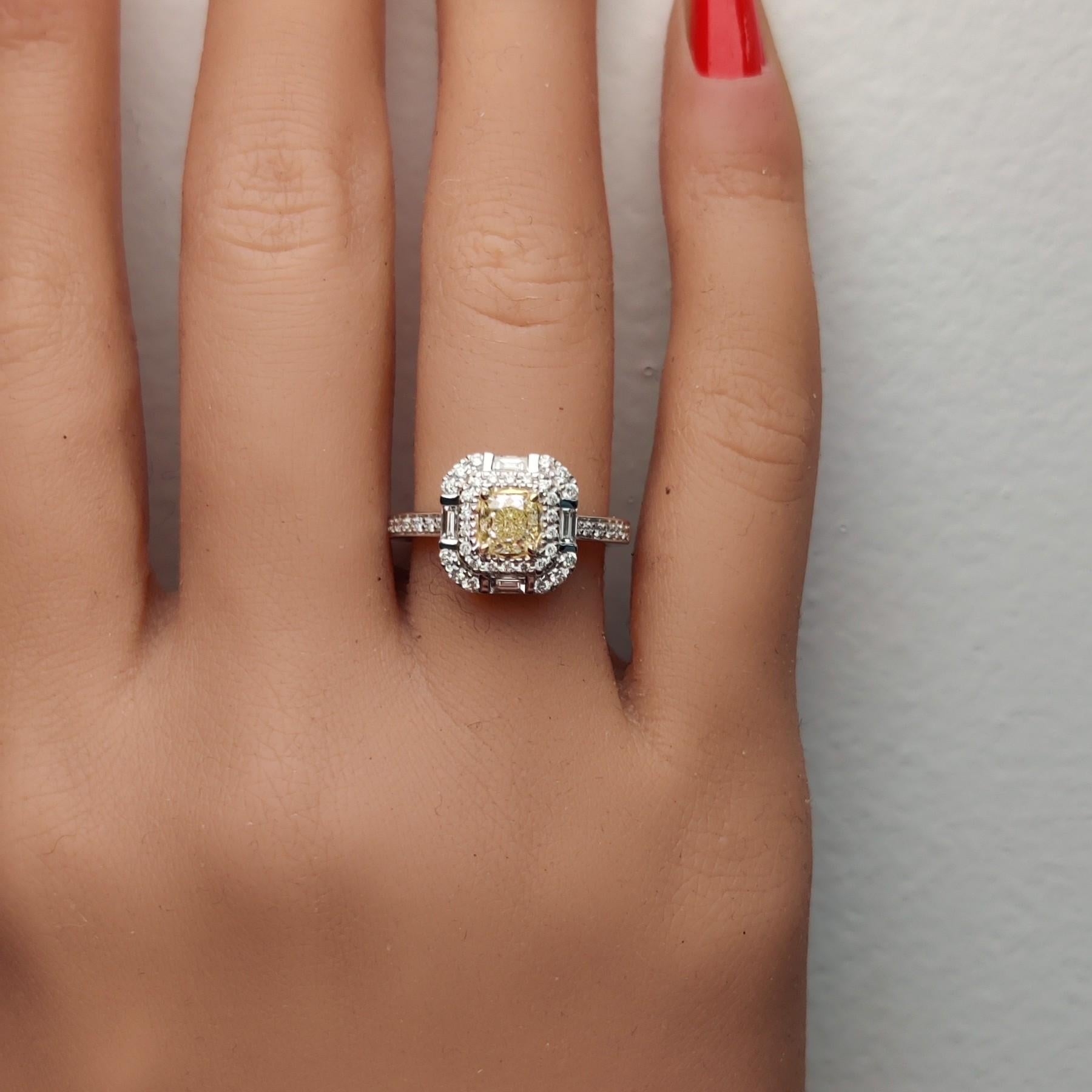 Anillo de cóctel de oro con un diamante amarillo natural en forma de cojín de 1.24 quilates TW en Nuevo estado para la venta en New York, NY