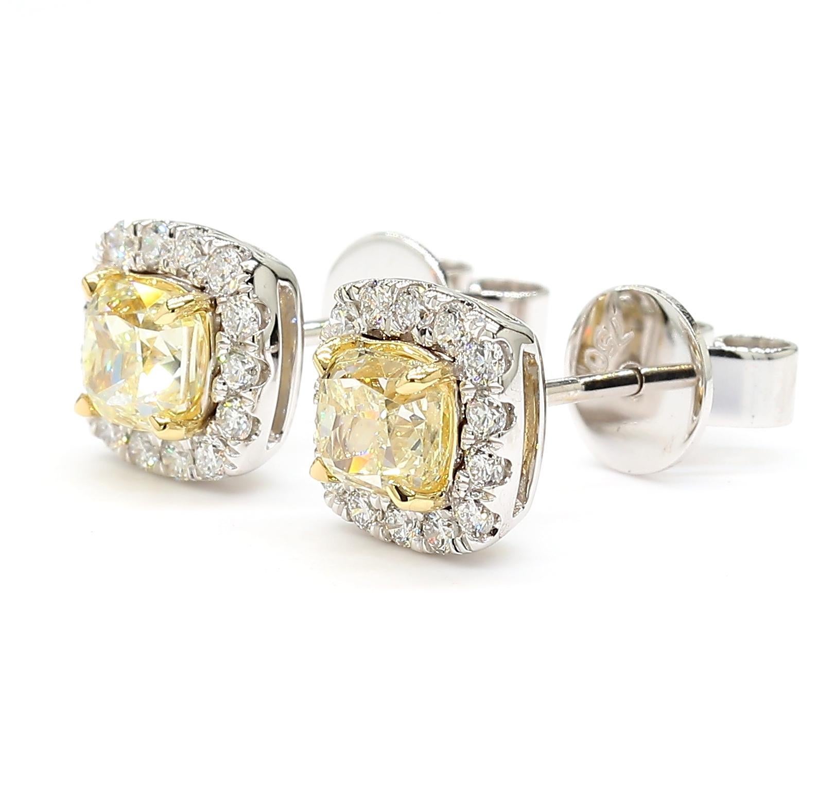 Les magnifiques boucles d'oreilles en diamant de Raregemworld. Monté dans une belle monture en or jaune et blanc 18 carats avec des diamants jaunes naturels de taille coussin. Les diamants jaunes sont entourés d'une mêlée de diamants blancs ronds