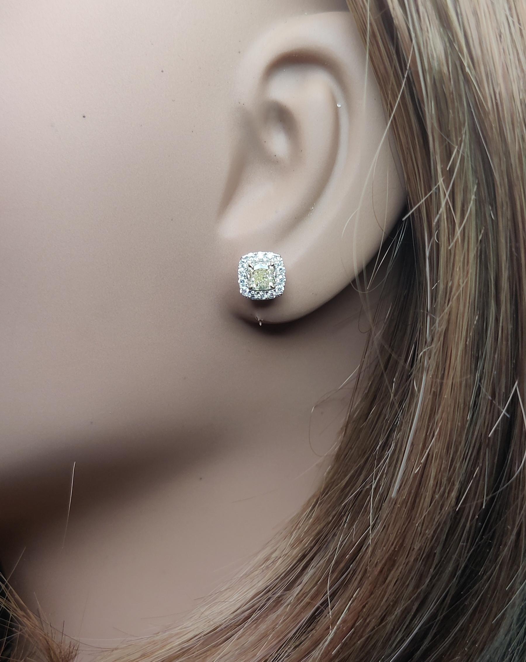 Boucles d'oreilles en or avec diamant coussin de 1.25 carat TW de couleur naturelle jaune Neuf - En vente à New York, NY