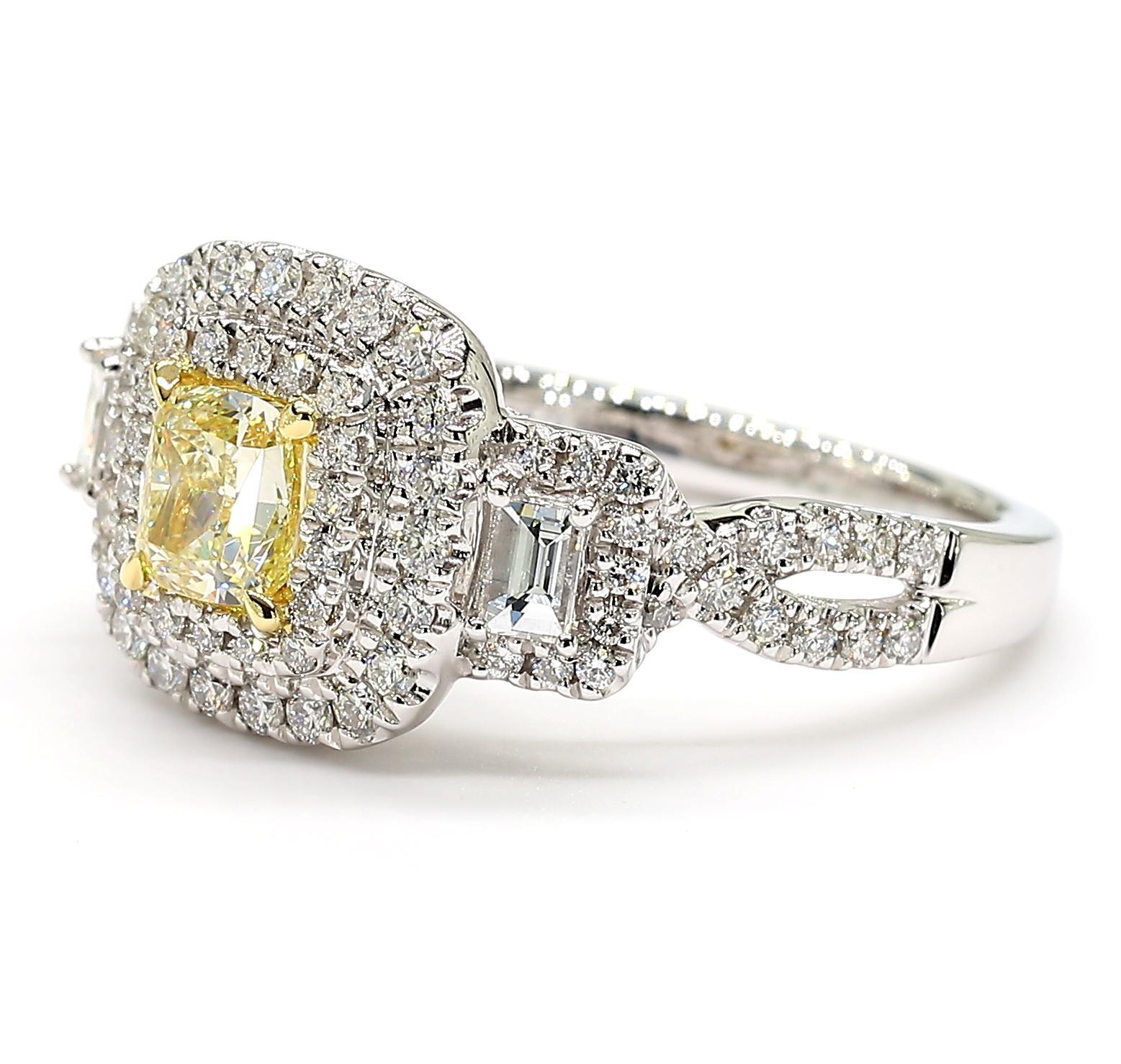 La magnifique bague en diamant de Raregemworld. Monté dans une belle monture en platine avec un diamant jaune naturel de taille coussin. Le diamant jaune est entouré de diamants blancs de taille baguette et de diamants blancs ronds de taille