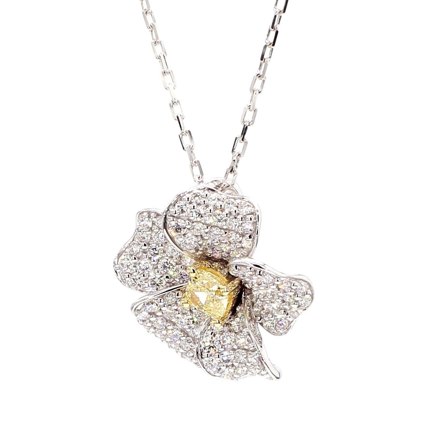 Le magnifique pendentif en diamant de Raregemworld. Monté dans une belle monture en or jaune et blanc 18 carats avec un diamant jaune naturel de taille coussin. Le diamant jaune est entouré d'une mêlée de diamants blancs ronds naturels. Ce pendentif