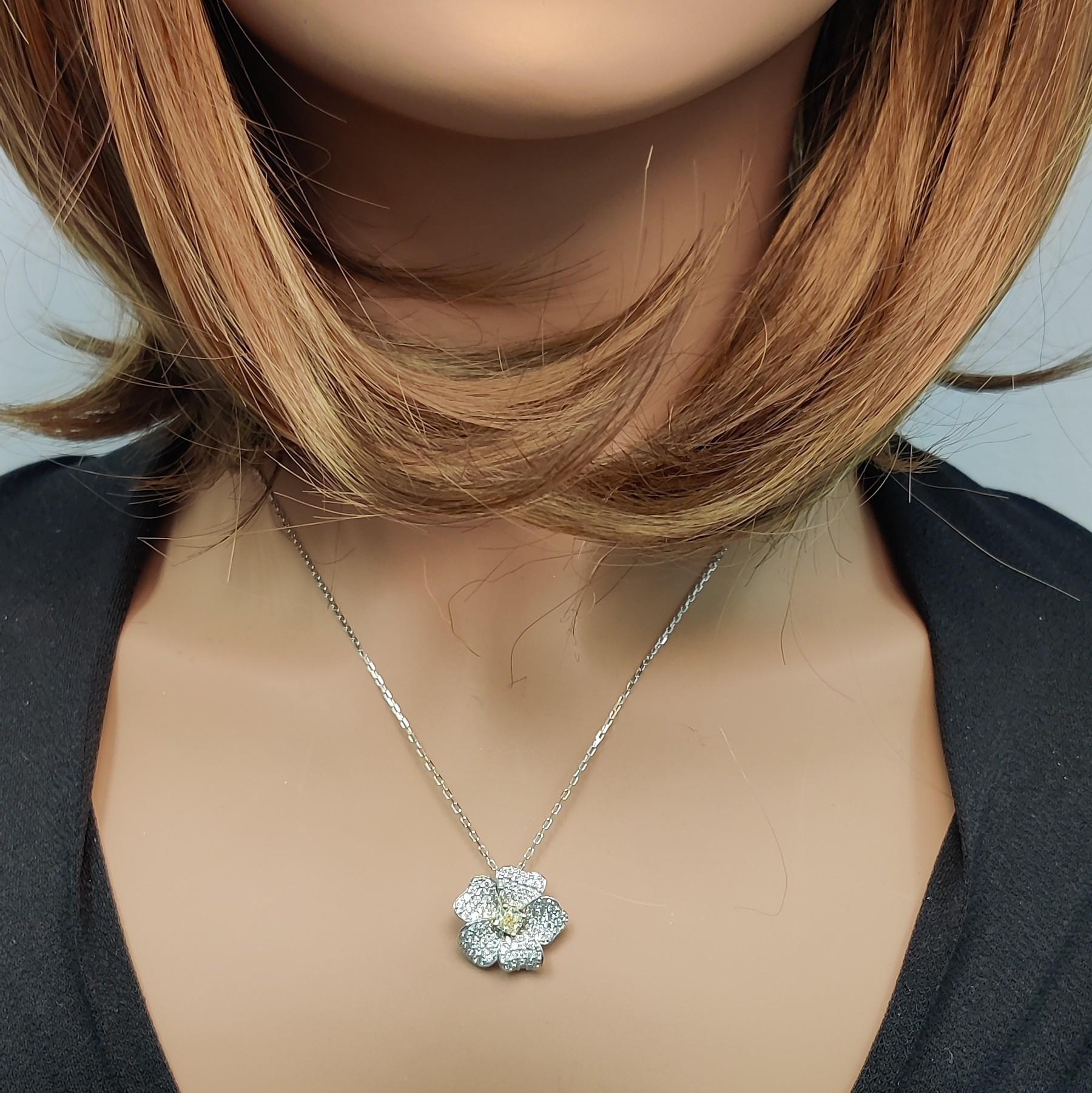 Pendentif en or jaune naturel avec diamant taille coussin de 1.27 carat poids total Neuf - En vente à New York, NY
