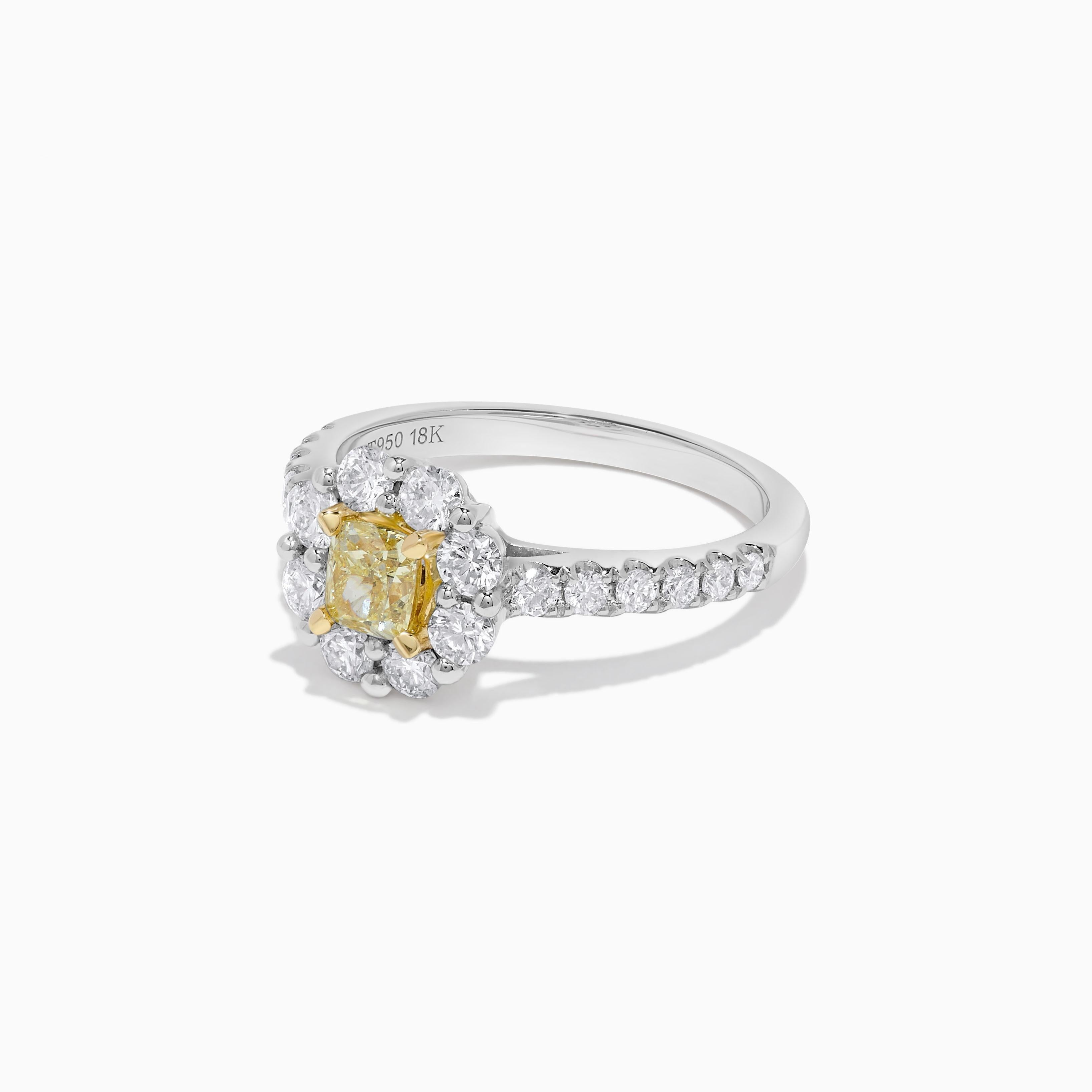 La bague en diamant classique de Raregemworld. Monté dans une belle monture en platine et or 18 carats avec un diamant jaune naturel de taille coussin. Le diamant jaune est entouré d'une mêlée de diamants blancs ronds naturels. Cette bague est